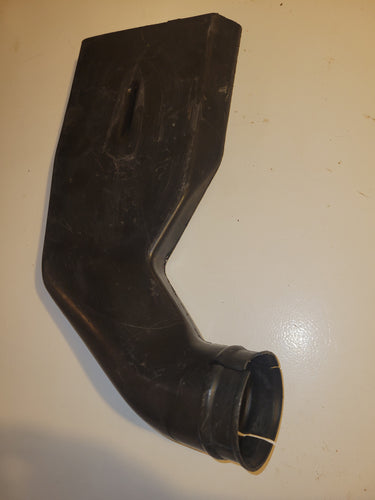 529684R1 Air Duct Inlet Pipe IH / Case IH Tractor: 484 485 574 585 684 695 784 884 885 895