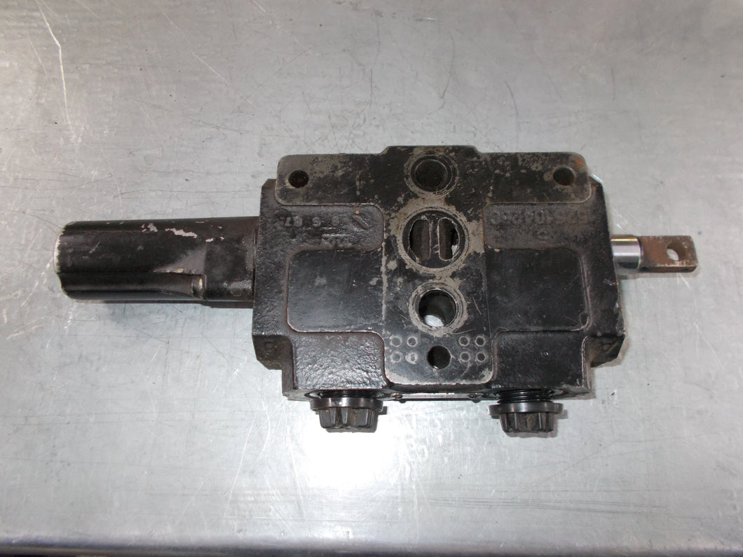 1287379C91 Case I/H Tractor Double Acting Hydraulic Valve 1287379C91 Case I/H Tractor Double Acting Hydraulic Valve