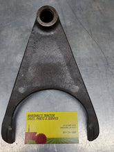 Load image into Gallery viewer, 1500386C1 DIFFERENTIAL LOCK SHIFTER FORK IH / CASE IH TRACTORS 527875R3